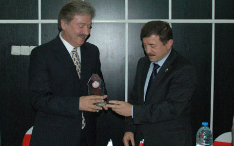 Başkan Vekilimize Plaket