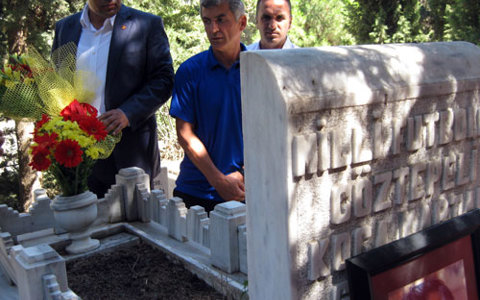 Mezarı başında andık