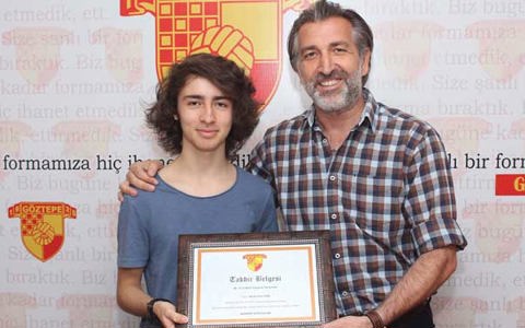 Yetenekli Tasarımcı Ödülünü Aldı