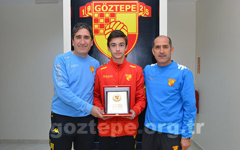 Bayraklı Futbol Okulu'na Plaket