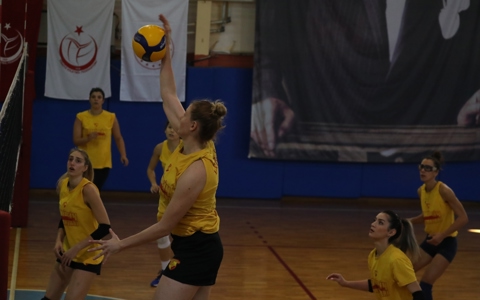  İzmir'in Sultanları Sakarya Voleybol Maçı Hazırlıklarını Tamamladı