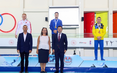 Ayberk Mersin'de de Sahnede