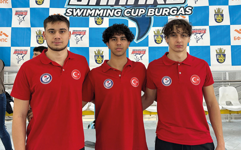 Milli Yüzücülerimiz Madalya İle Dönüyor