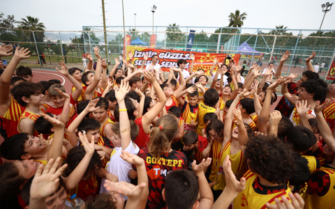 Göztepe Spor Kulübü, 23 Nisan Ulusal Egemenlik ve Çocuk Bayramı'nı büyük bir coşkuyla kutladı. 