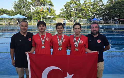 Milli Yüzücülerimizden Madalya Yağmuru