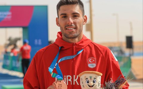 Gültigin’den Bronz Madalya